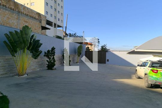 Fachada de casa à venda com 3 quartos, 560m² em Tropical, Contagem