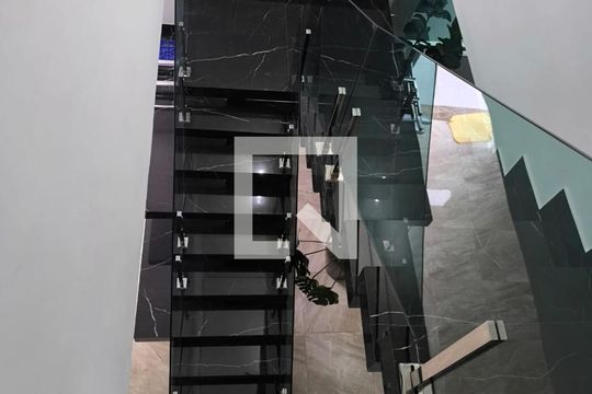 Escada de casa à venda com 3 quartos, 560m² em Tropical, Contagem