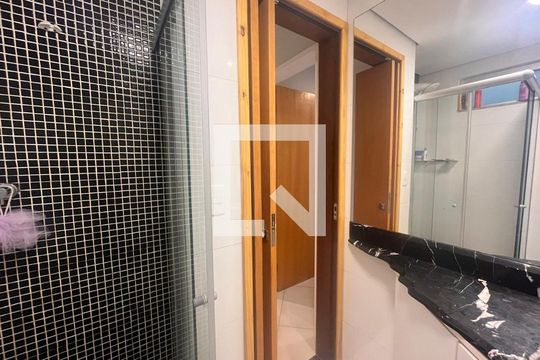 Banheiro de apartamento à venda com 2 quartos, 66m² em Guará I , Brasília