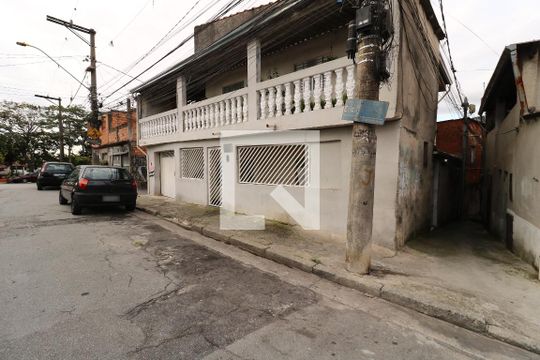 Fachada de casa para alugar com 1 quarto, 35m² em Parque João Ramalho, Santo André