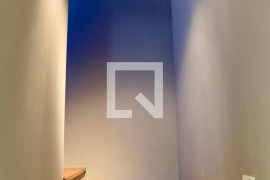 Escadas de casa para alugar com 3 quartos, 450m² em Indianópolis, São Paulo