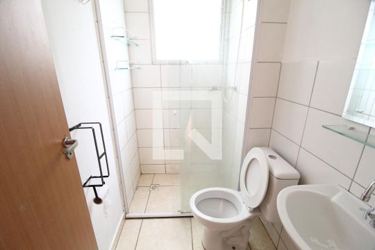 Banheiro de apartamento para alugar com 2 quartos, 45m² em Shopping Park, Uberlândia