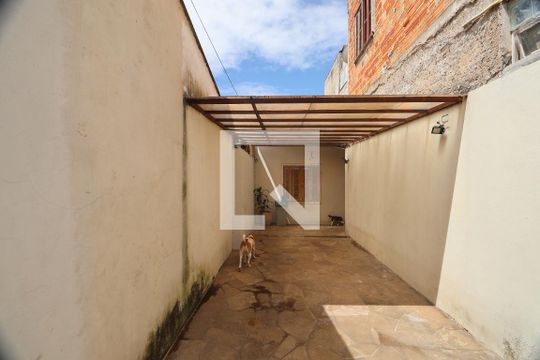 Garagem de casa à venda com 3 quartos, 170m² em Niterói, Canoas