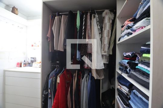 Closet da suíte de casa à venda com 3 quartos, 170m² em Niterói, Canoas