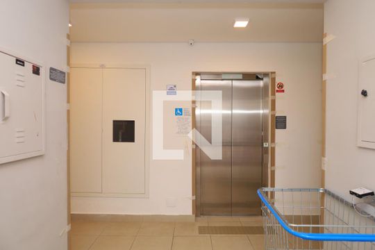 Área comum - Saguão do prédio de apartamento para alugar com 2 quartos, 33m² em Vila Nova Curuca, São Paulo