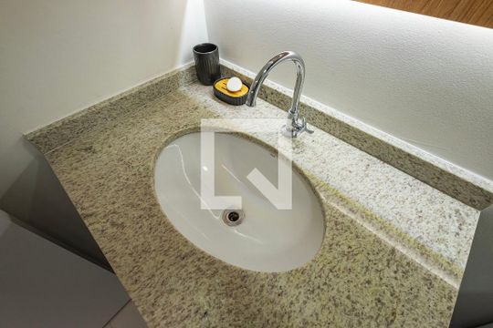 Banheiro de kitnet/studio à venda com 1 quarto, 24m² em Pinheiros, São Paulo