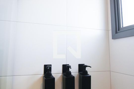 Banheiro de kitnet/studio à venda com 1 quarto, 26m² em Indianópolis, São Paulo