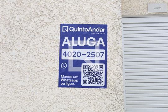 Placa instalada na fachada do condomínio de apartamento à venda com 2 quartos, 43m² em Vila Carmosina, São Paulo