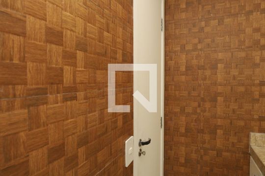 Banheiro de apartamento à venda com 2 quartos, 43m² em Vila Carmosina, São Paulo