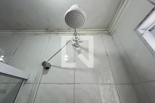 Banheiro de casa para alugar com 2 quartos, 60m² em Jardim Arpoador, São Paulo