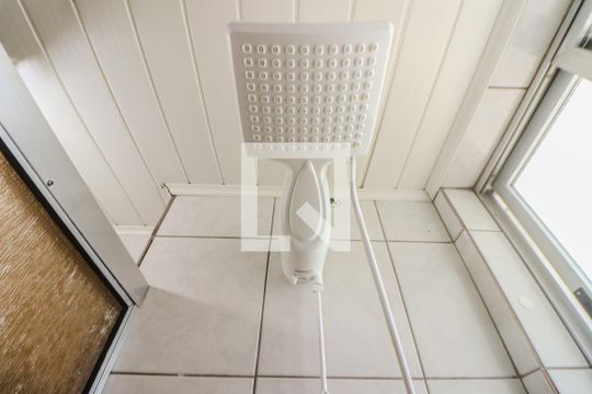 Banheiro de apartamento à venda com 1 quarto, 56m² em Jardim Itu, Porto Alegre