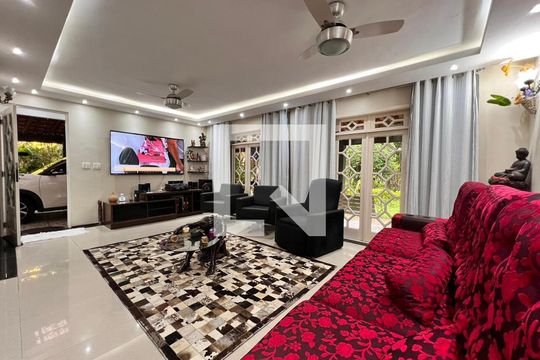 Sala de casa de condomínio à venda com 4 quartos, 700m² em Taquara, Rio de Janeiro