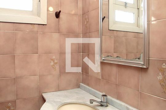 Banheiro de apartamento para alugar com 1 quarto, 49m² em São Geraldo, Porto Alegre