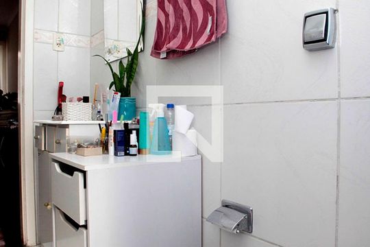 Banheiro de apartamento à venda com 1 quarto, 39m² em Floresta, Porto Alegre