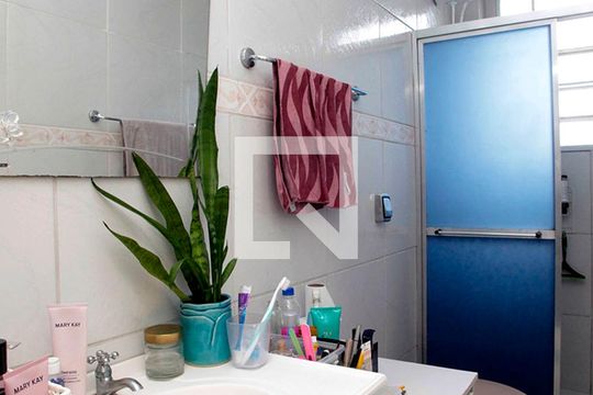 Banheiro de apartamento à venda com 1 quarto, 39m² em Floresta, Porto Alegre