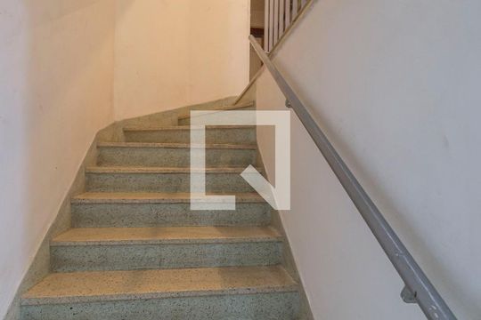 Escada de apartamento para alugar com 1 quarto, 43m² em Vila Nova Conceição, São Paulo