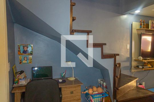 Sala de casa de condomínio à venda com 2 quartos, 65m² em Rio Branco, Canoas