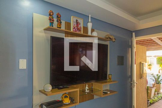 Sala de casa de condomínio à venda com 2 quartos, 65m² em Rio Branco, Canoas