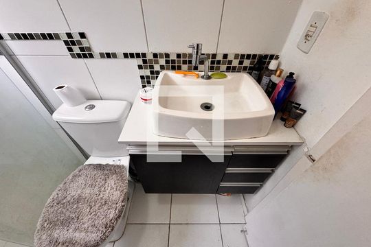 Banheiro de apartamento à venda com 2 quartos, 45m² em Parque São Vicente, Mauá