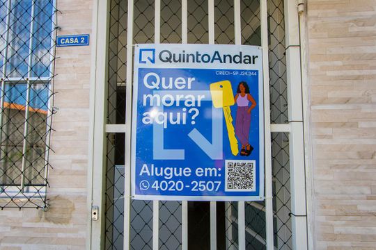 Plaquinha instalada na fachada de casa para alugar com 2 quartos, 52m² em Vila Eldizia, Santo André