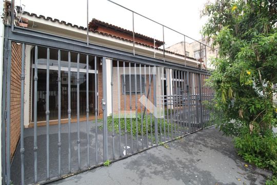 Fachada de casa para alugar com 6 quartos, 320m² em Nossa Senhora Aparecida, Uberlândia
