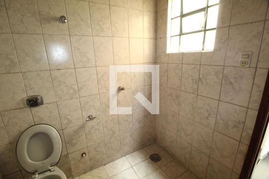 Banheiro 2 de casa para alugar com 6 quartos, 320m² em Nossa Senhora Aparecida, Uberlândia