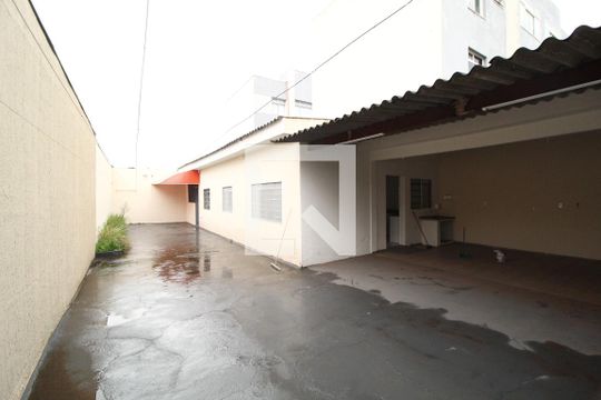 Quintal de casa para alugar com 6 quartos, 320m² em Nossa Senhora Aparecida, Uberlândia