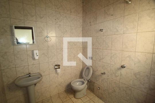 Banheiro 2 de casa para alugar com 6 quartos, 320m² em Nossa Senhora Aparecida, Uberlândia