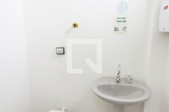 Banheiro de kitnet/studio para alugar com 1 quarto, 58m² em Santa Mônica, Uberlândia