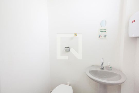 Banheiro de kitnet/studio para alugar com 1 quarto, 58m² em Santa Mônica, Uberlândia