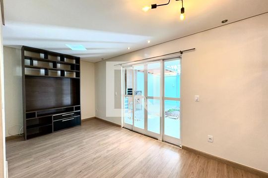 Sala de casa de condomínio à venda com 3 quartos, 126m² em Medeiros, Jundiaí