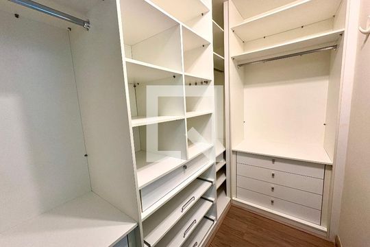Closet da suíte de casa de condomínio à venda com 3 quartos, 126m² em Medeiros, Jundiaí