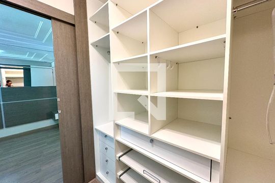 Closet da suíte de casa de condomínio à venda com 3 quartos, 126m² em Medeiros, Jundiaí