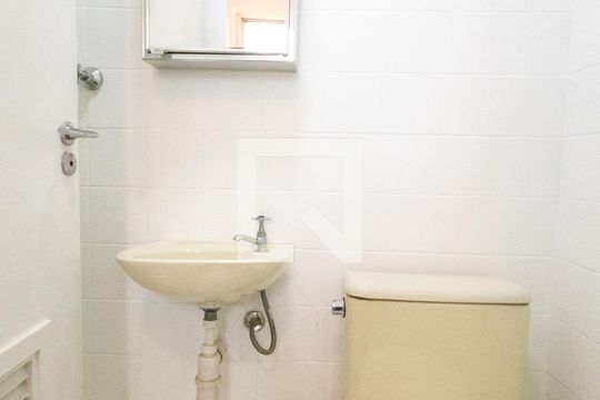 Banheiro de serviço de apartamento para alugar com 3 quartos, 85m² em Brooklin Novo, São Paulo