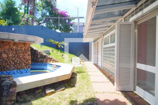 Quintal de casa para alugar com 3 quartos, 500m² em Chácara das Pedras, Porto Alegre