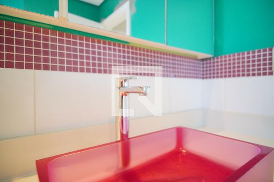 Banheiro Corredor - Torneira de casa para alugar com 3 quartos, 500m² em Chácara das Pedras, Porto Alegre