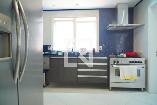 Cozinha de casa para alugar com 3 quartos, 500m² em Chácara das Pedras, Porto Alegre