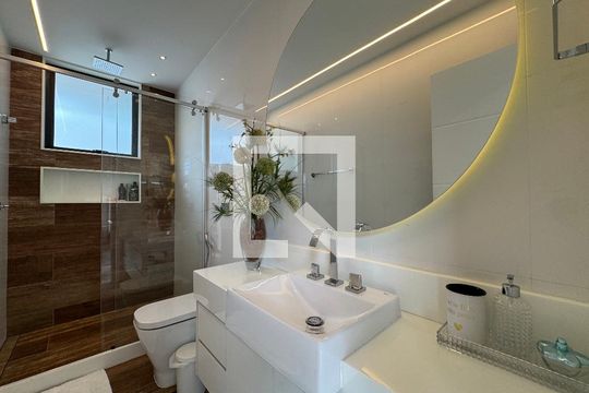 Suíte 1 - Banheiro de apartamento à venda com 4 quartos, 400m² em Barra da Tijuca, Rio de Janeiro