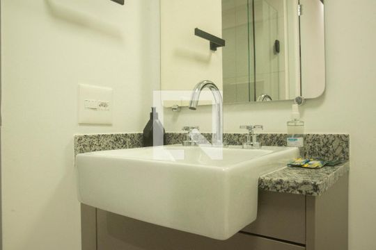 Banheiro de kitnet/studio para alugar com 1 quarto, 21m² em Vila Mariana, São Paulo