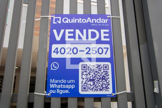 Plaquinha instalada na fachada de apartamento para alugar com 3 quartos, 120m² em Jardim Paraiso, Santo André