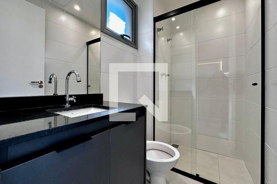 Banheiro de kitnet/studio para alugar com 0 quarto, 30m² em Jardim das Acacias, São Paulo