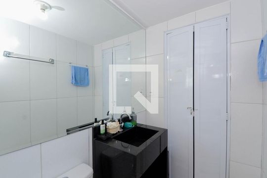 Banheiro de apartamento para alugar com 2 quartos, 64m² em Jardim da Mamae, Guarulhos