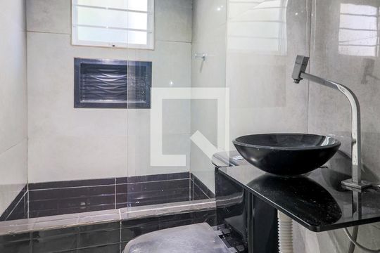 Banheiro de casa para alugar com 2 quartos, 40m² em Jardim Aeroporto, São Paulo
