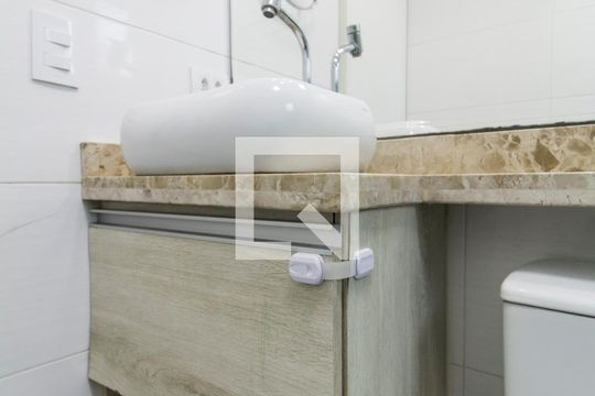 Banheiro de apartamento para alugar com 2 quartos, 49m² em Vila Ester, Carapicuíba