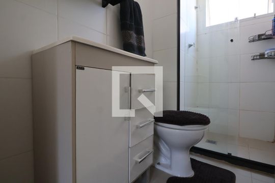 Banheiro de apartamento à venda com 2 quartos, 45m² em Mato Grande, Canoas