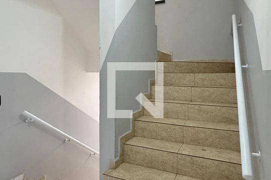 Escada de apartamento para alugar com 1 quarto, 48m² em Jardim Silveira, Barueri
