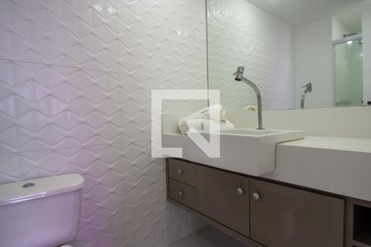Banheiro da Suíte de apartamento para alugar com 2 quartos, 69m² em Barra da Tijuca, Rio de Janeiro
