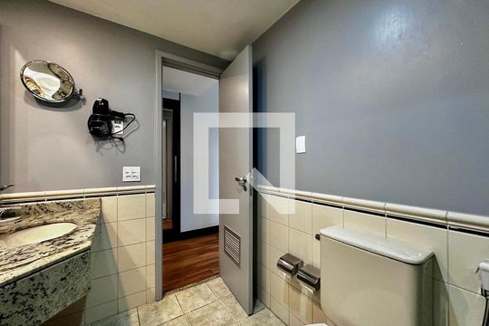 Banheiro de kitnet/studio para alugar com 0 quarto, 29m² em Itaim Bibi, São Paulo