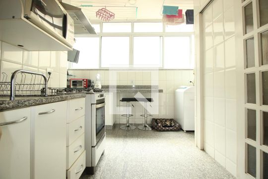Banheiro  de apartamento à venda com 3 quartos, 95m² em Santo Antônio, Belo Horizonte