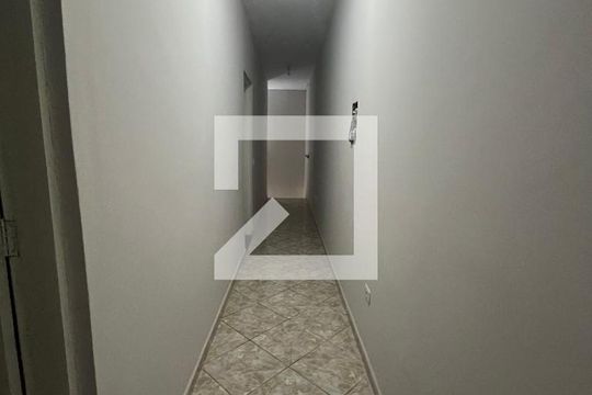 Corredor de casa para alugar com 2 quartos, 250m² em Vila Figueira, Suzano